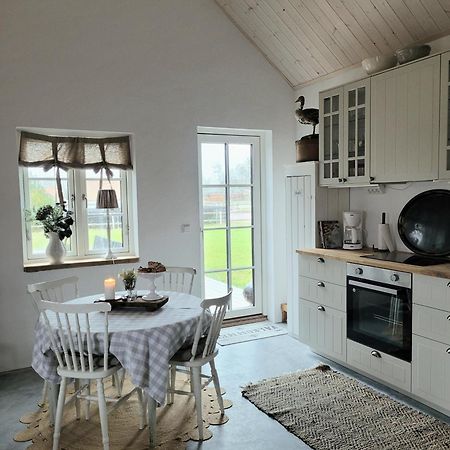 Mysigt Hus I Liten By Naera Havet Ystad Exterior foto
